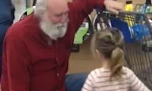djed božićnjak u supermarketu