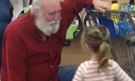 djed božićnjak u supermarketu