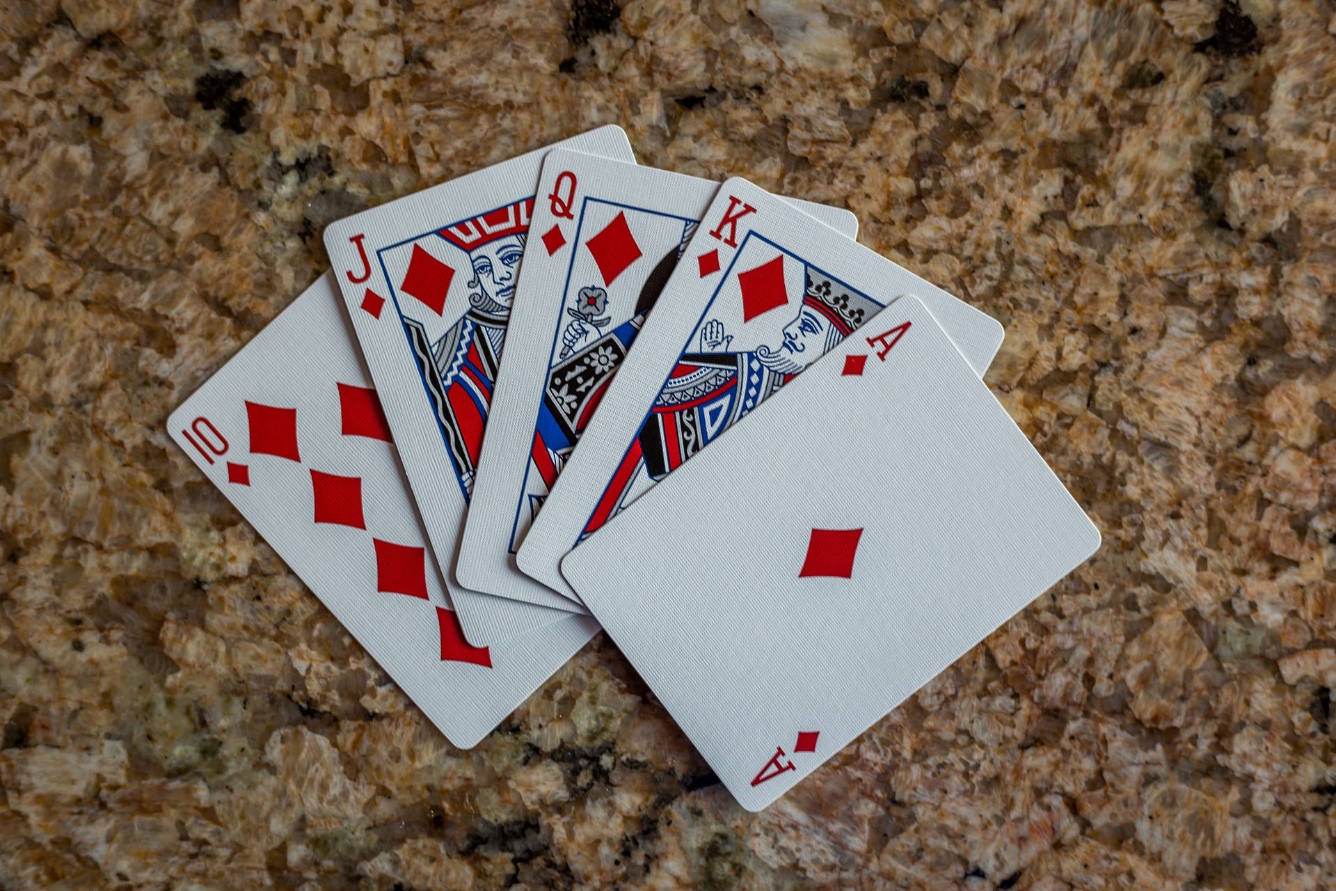 Где можно поиграть в карты на деньги. Карточный стол. Игральные карты. Покерные карты. Игральные карты на столе.