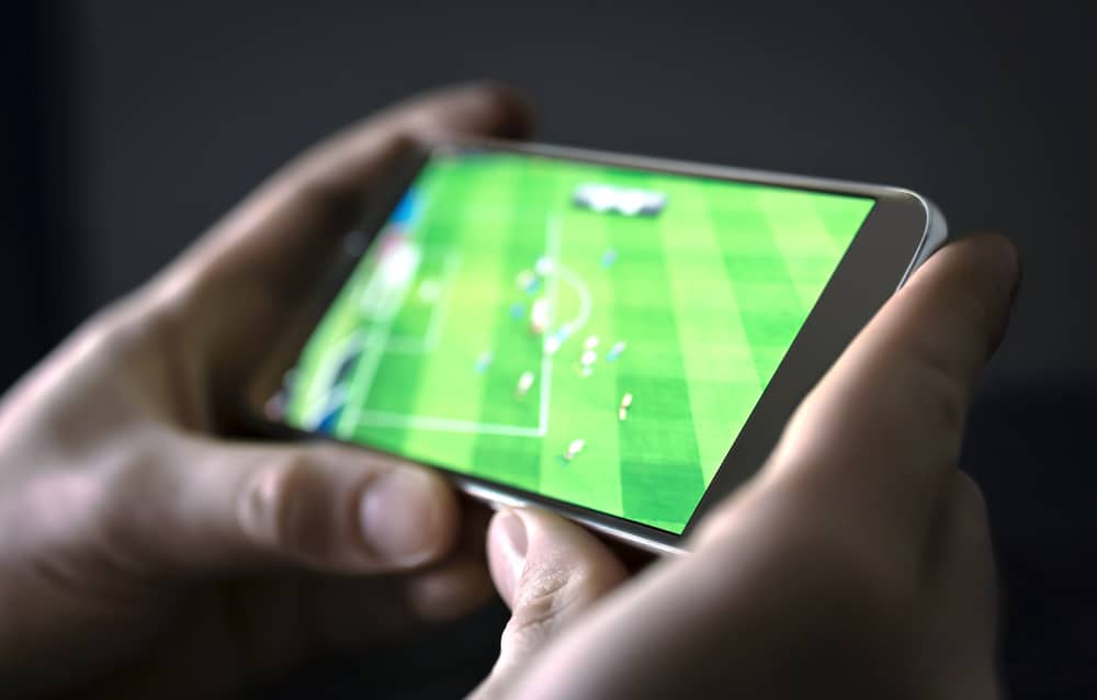 Gledanje nogometne utakmice na mobitelu