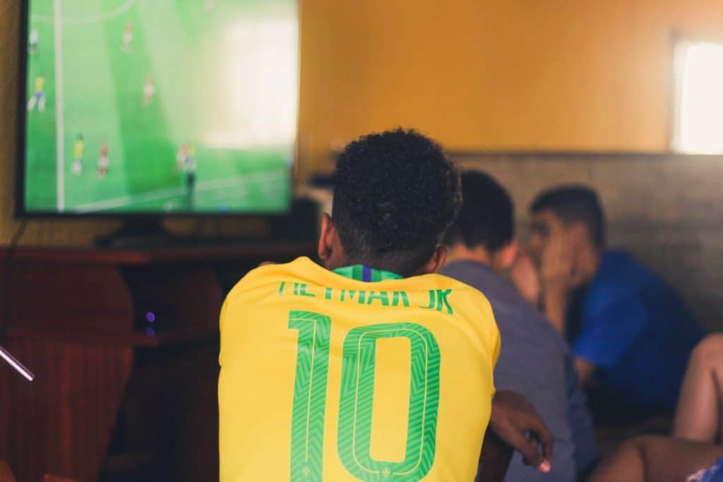 Brazilski navijač gleda utakmicu