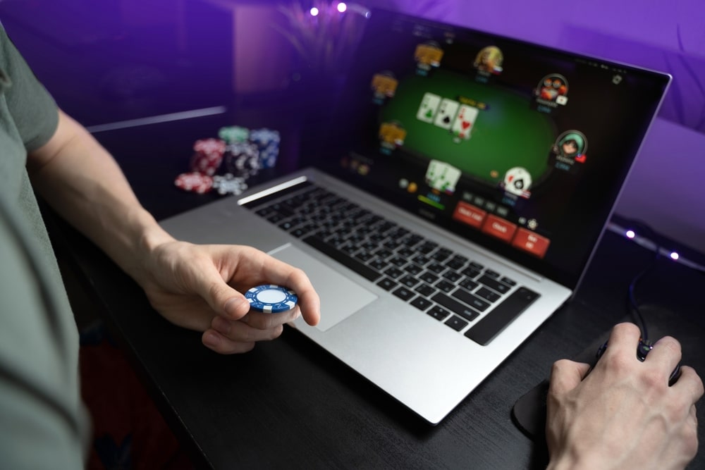 Online poker na laptopu