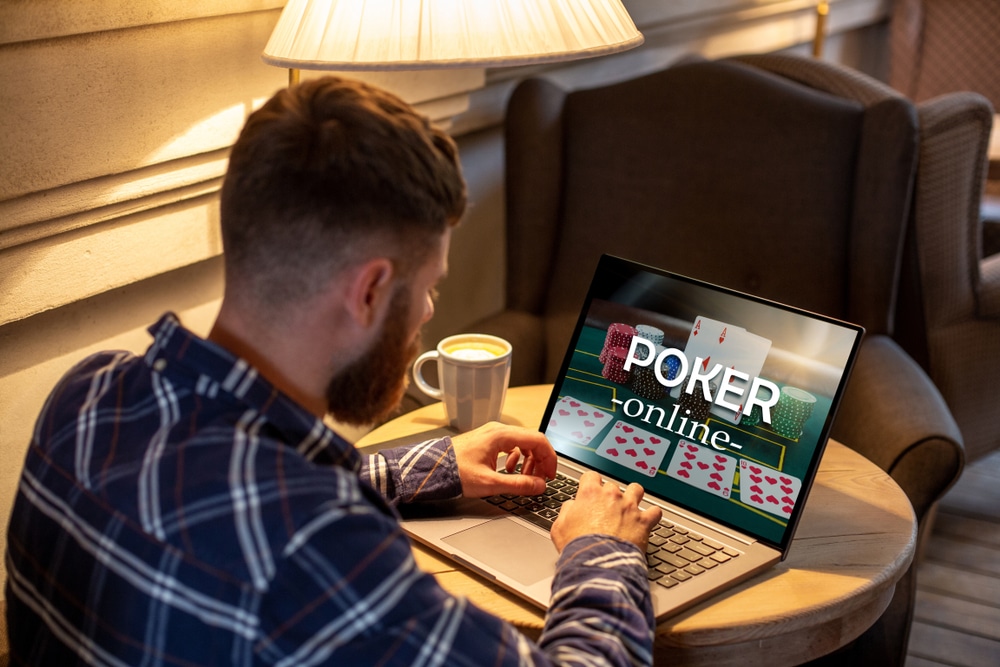 Čovjek igra poker online