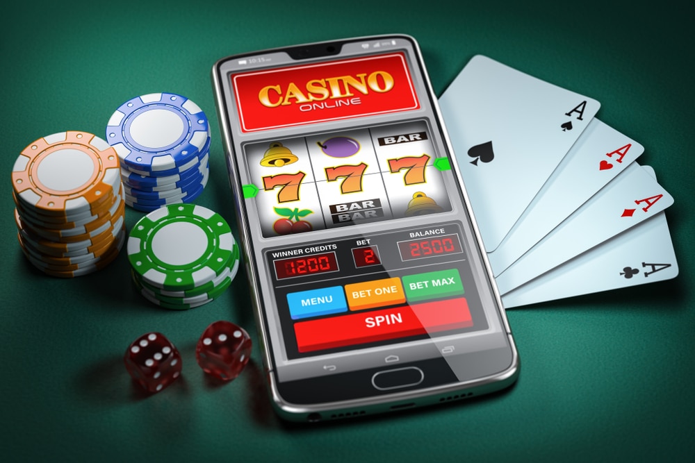 Mobitel na kojem je otvoren online casino, žetoni, kockice i karte
