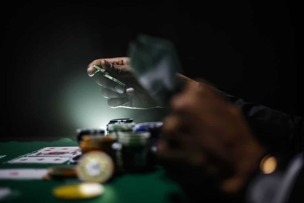 Igrač pokera ulaže žetone