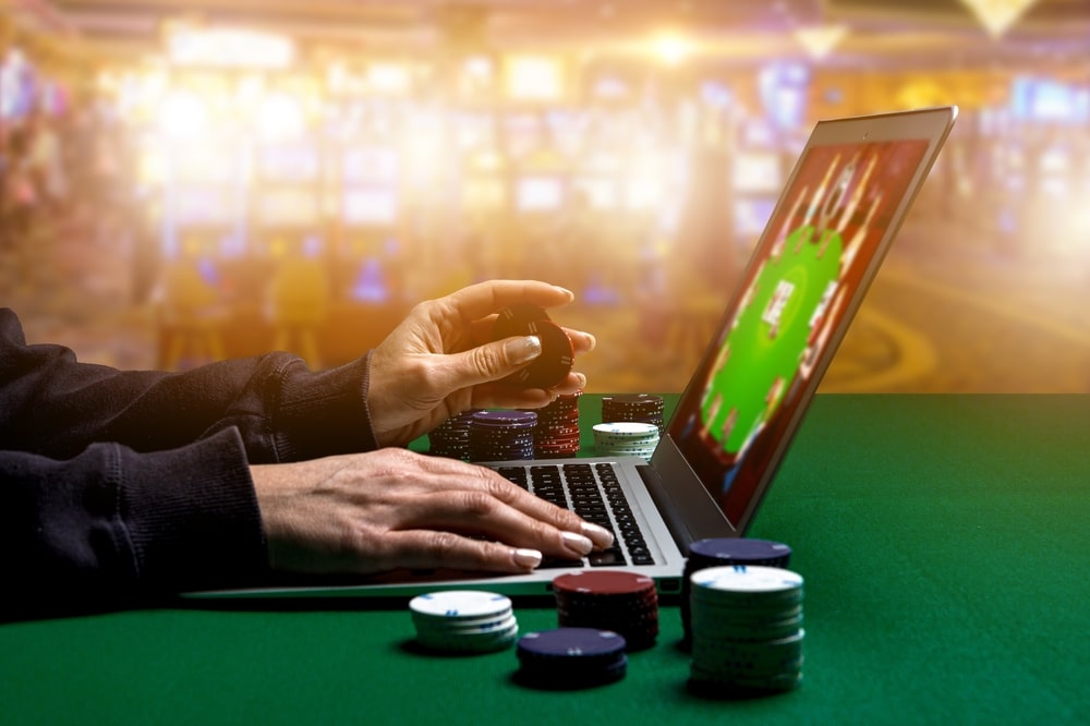 čovjek igra poker na laptopu