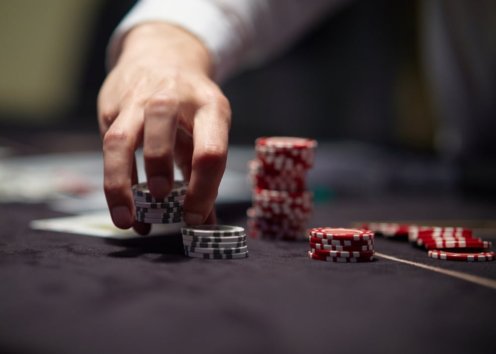 čovjek postavlja ulog u pokeru