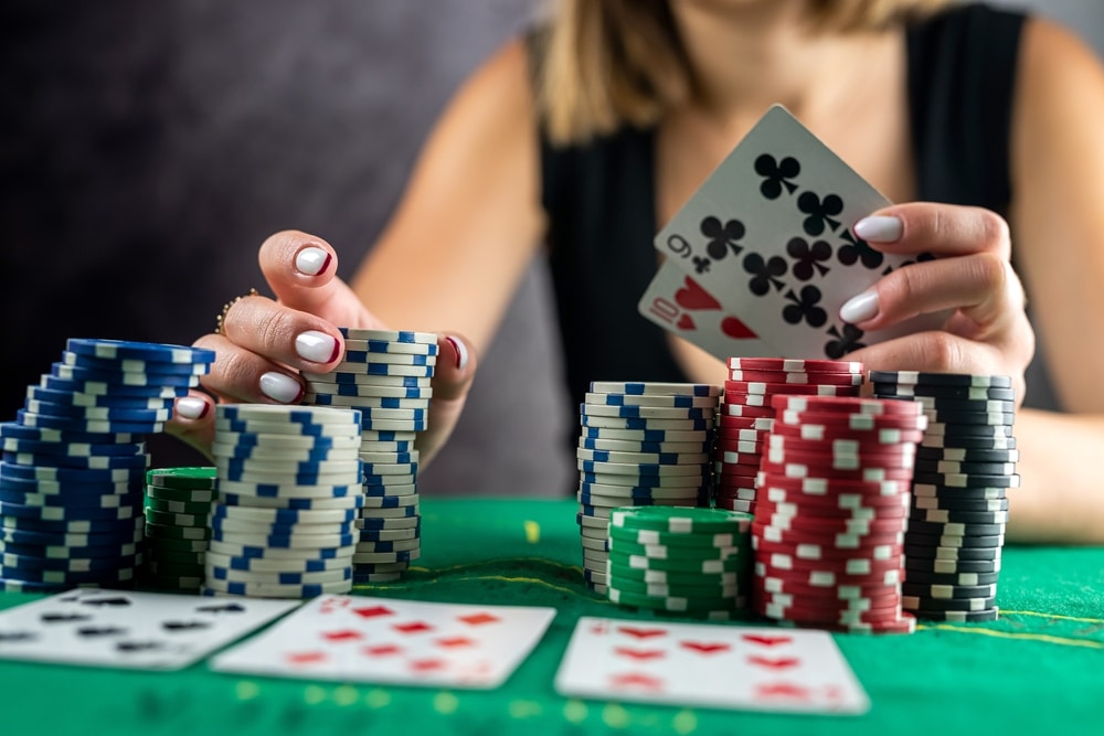 žena drži karte 9 i 10 u Texas Hold'em pokeru