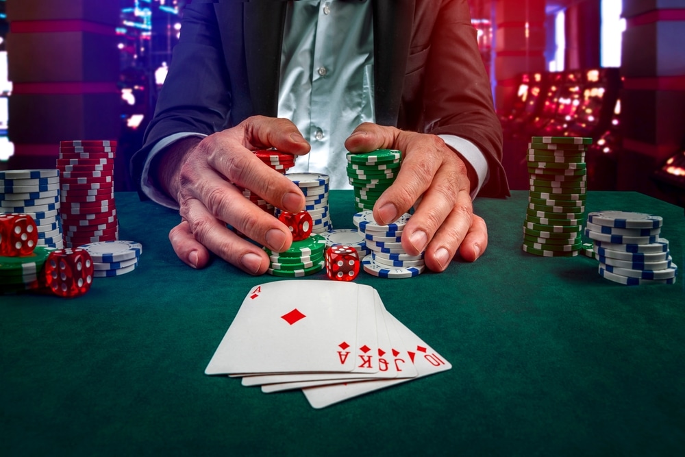 igrač odnosi pot s dobitnom rukom u pokeru
