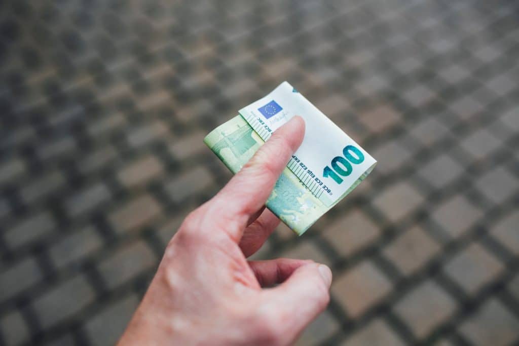 osoba ulaže 100 eura na listić u kladionici