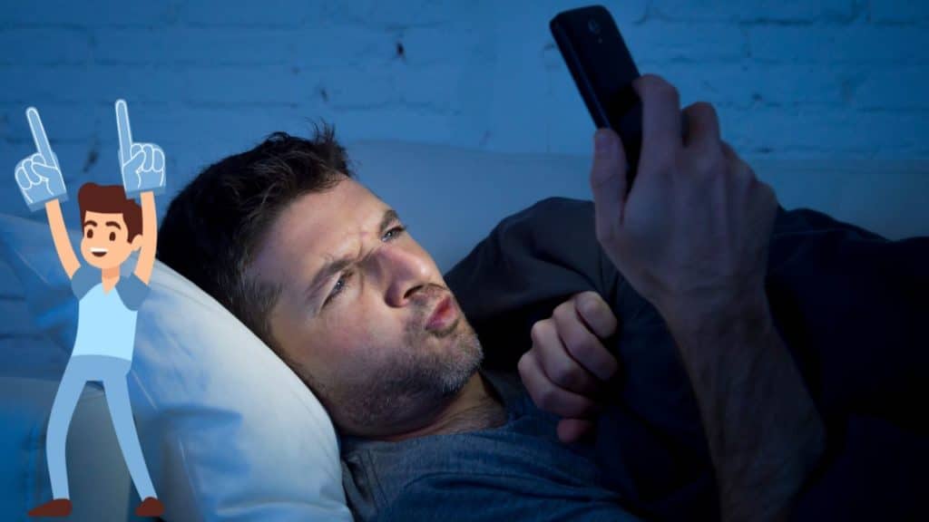 čovjek gleda utakmicu na mobitelu prije spavanja