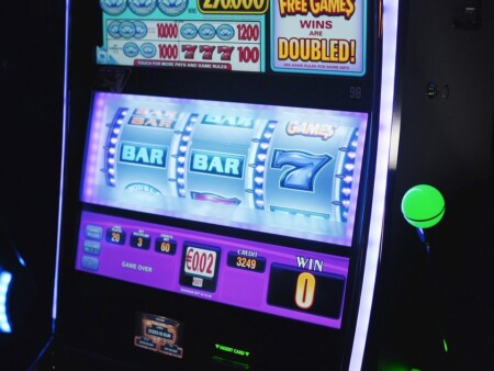 Slot mašine ili online slotovi – što je bolji izbor u lovu na dobitak?