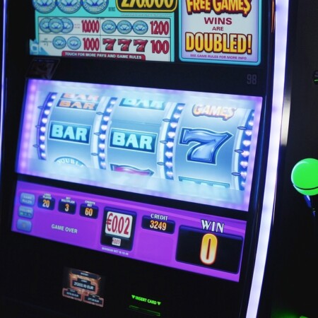 Slot mašine ili online slotovi – što je bolji izbor u lovu na dobitak?
