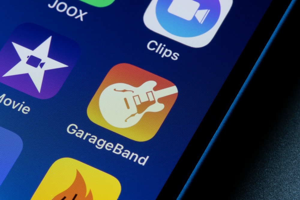 otvoreni zaslon iPhonea pokazuje instaliranu aplikaciju GarageBand