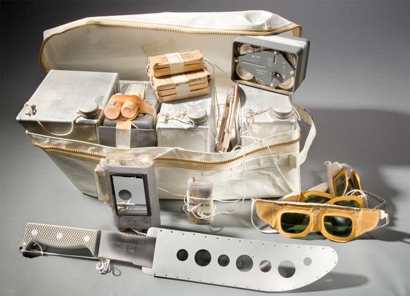 Paket za preživljavanje Geminija i Apolla uključivao je mačetu za sječu lijana, grana i pokojeg neopreznog pitona (Credit: Gizmodo)