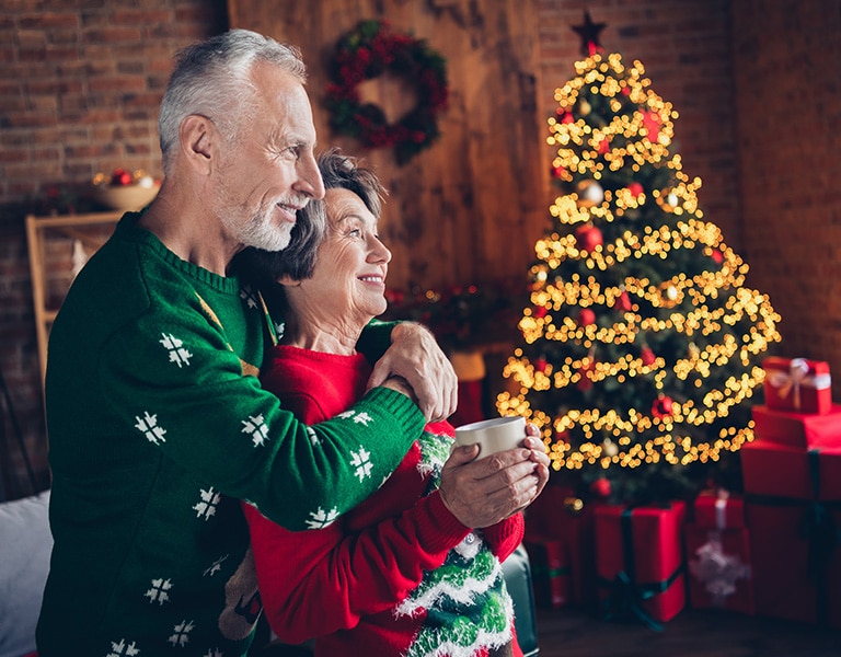 Bake i djedovi drže božićne šalice kao poklone svojih unuka
