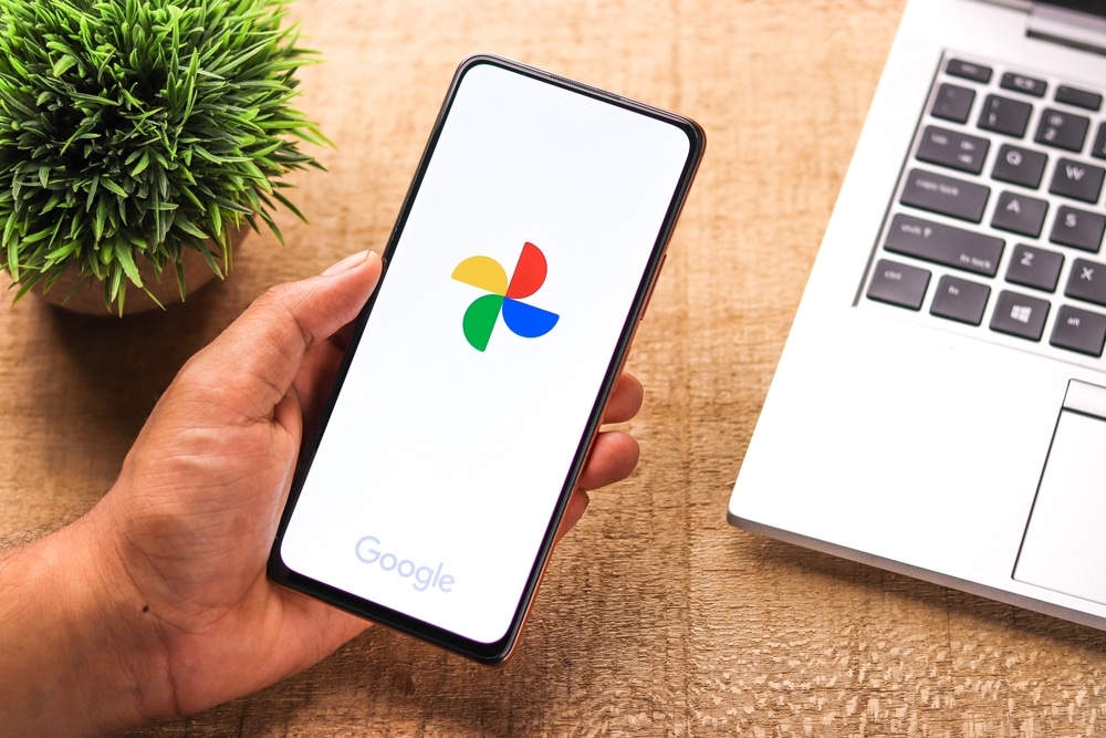 google photos aplikacija na mobitelu, pored njega je laptop