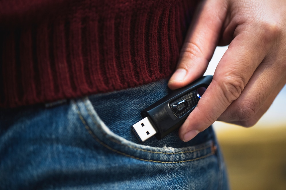 Spremanje USB-a u džep može biti razlog zašto USB ne prikazuje datoteke.
