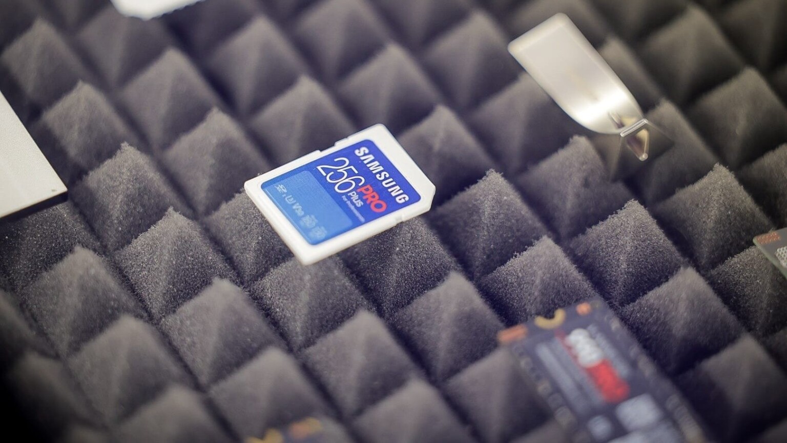 Ubrzani razvoj umjetne inteligencije i njezin utjecaj na industrijupovezanu s memorijom. Što se dogodilo 2025. godine i što možemoočekivati u budućnosti?