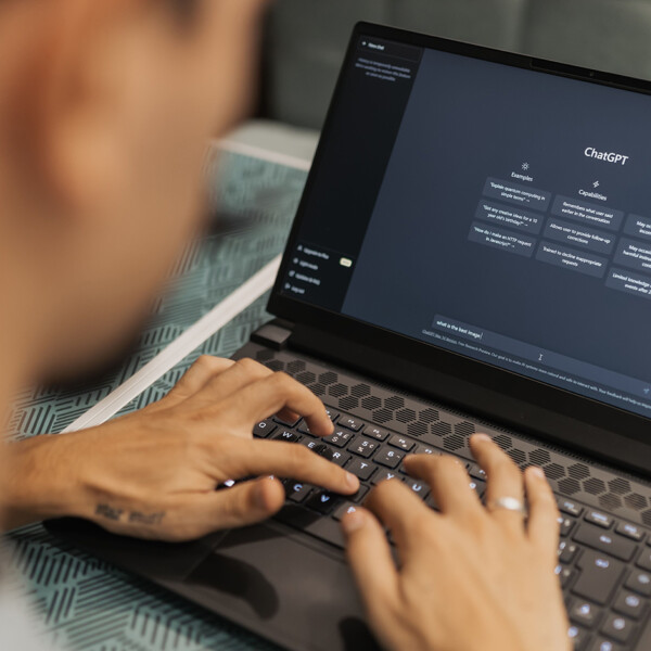 Najbolji Chat GPT besplatan - osoba koristi ChatGPT