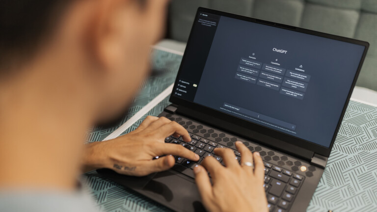 Najbolji Chat GPT besplatan - osoba koristi ChatGPT