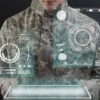 Vojna povijest i tehnologija - vojnik drži tablet s hologramom
