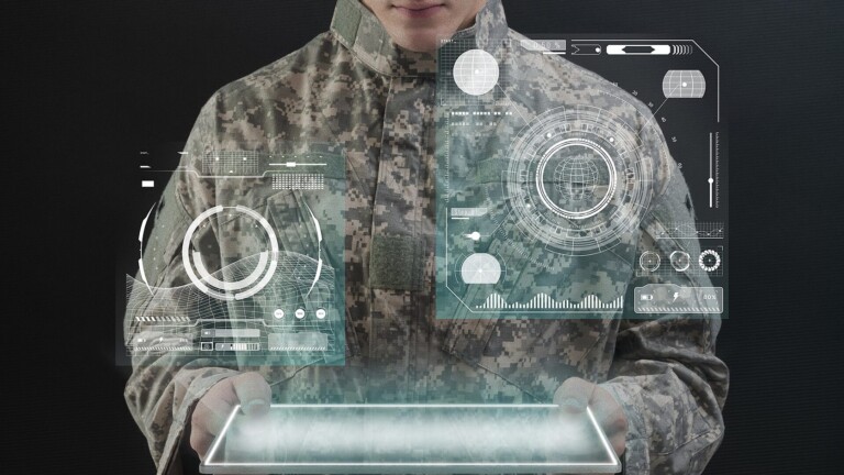 Vojna povijest i tehnologija - vojnik drži tablet s hologramom