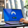 Što je VPN - osoba gleda VPN na laptopu