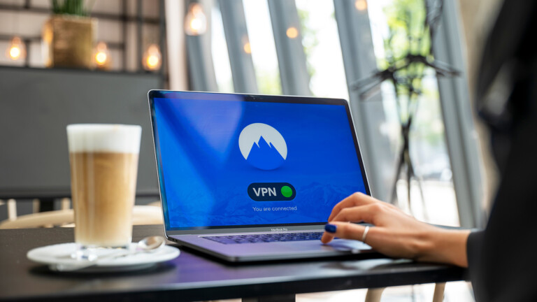 Što je VPN - osoba gleda VPN na laptopu
