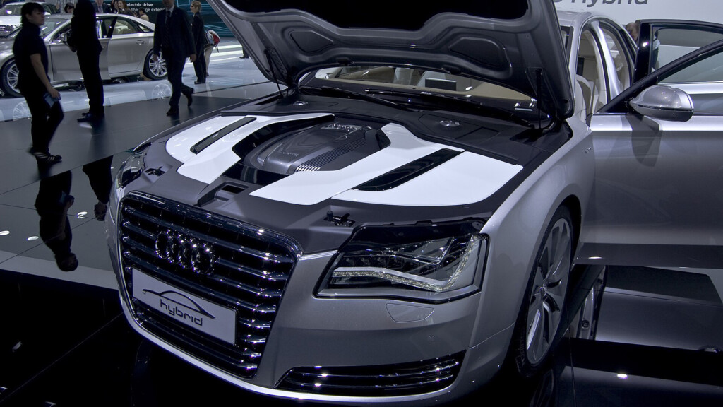 Hibridni automobil Audi A8