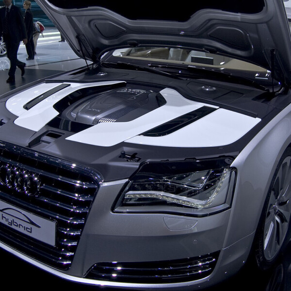 Hibridni automobil Audi A8