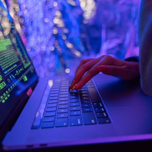 Malware - osoba koristi laptop