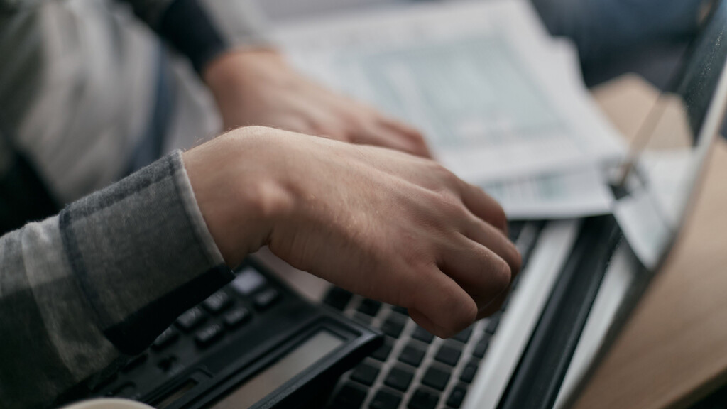 E-račun - osoba koristi laptop za plaćanje računa