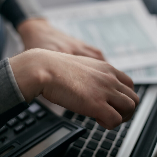 E-račun - osoba koristi laptop za plaćanje računa