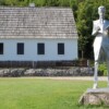 Nikola Tesla izumi - Teslin kip ispred rodne kuće u Smiljanu