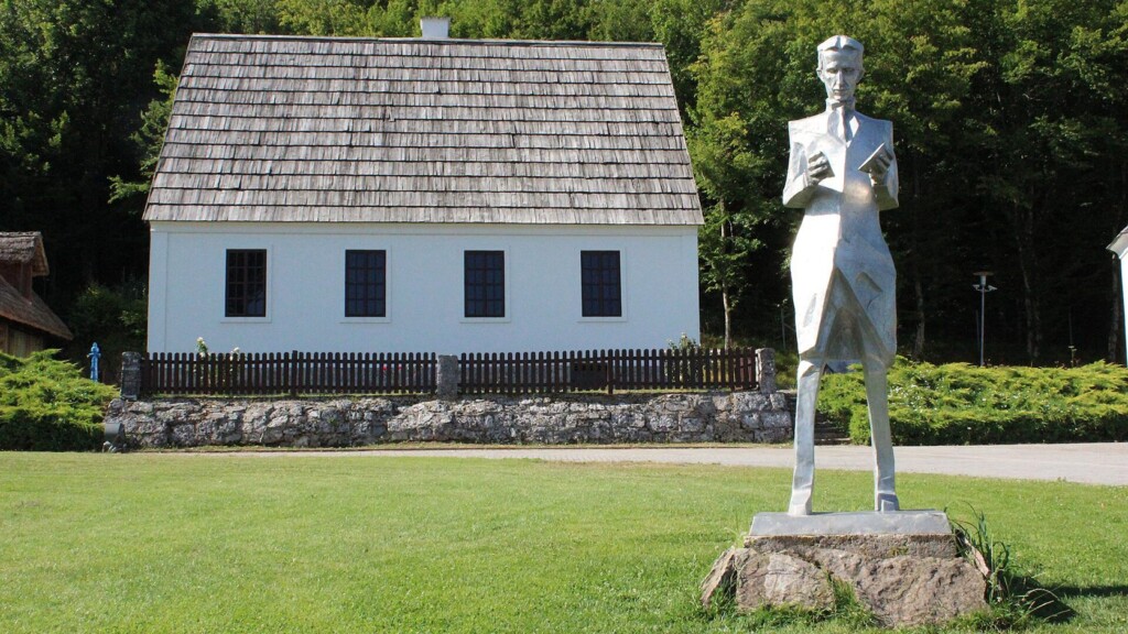 Nikola Tesla izumi - Teslin kip ispred rodne kuće u Smiljanu