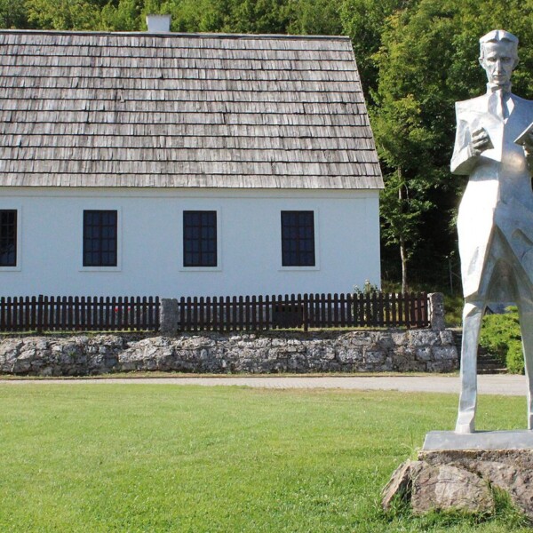 Nikola Tesla izumi - Teslin kip ispred rodne kuće u Smiljanu