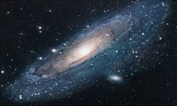 (tekst ispod slike) Patuljaste galaksije stvorile su krug i kreću se oko galaksije Andromeda u naizgled složenoj koreografiji. Ovo je prvi put da astronomi gledaju jednu takvu neobičnu strukturu; shvaćanje tog procesa moglo bi pomoći našem razumijevanju nastanka galaksija. Slika: ESA/Wikicommons