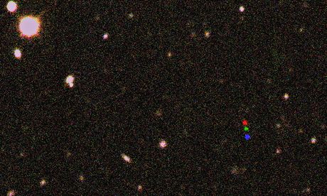 (Tri fotografije patuljastog planeta 2012 VP113 spojene u jednu koja prikazuje njegovo kretanje. Credit: Scott S Sheppard/Carnegie Institution for Science)