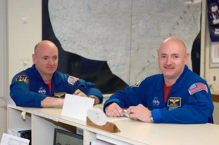 Scott Kelly (lijevo) i Mark Kelly (Credit: NASA)