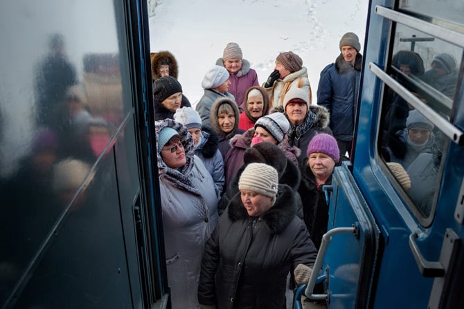 Ruske eljeznice 03-litovko-villagers-await-medical-train-670