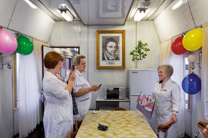Proslava rođendana jednog od zaposlenika u vlaku Matvei Mudrov. (Credit: William Daniels)