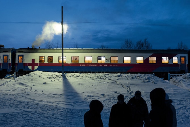 Osoblje vlaka Matvei Mudrov na pauzi od posla jedu roštilj i piju alkohol. (Credit: William Daniels)