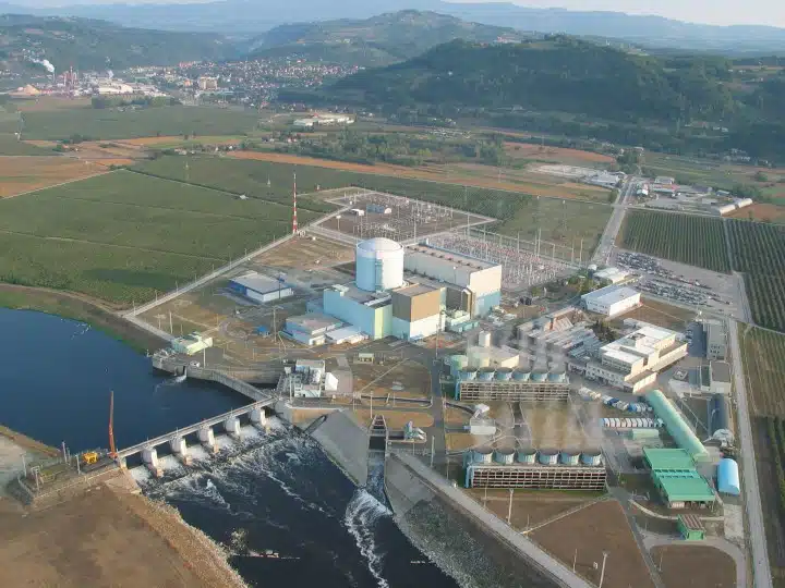 nuklearna elektrana Krško: reaktor je smješten u visokoj cilindričnoj građevini (izvor: icjt.com)