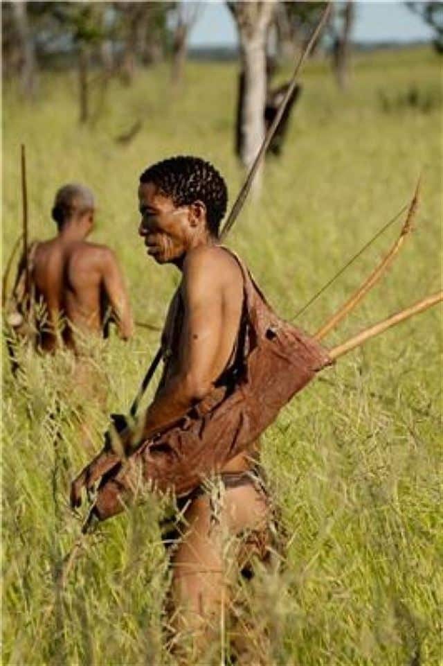 Pripadnik lovačko/sakupljačkog plemena Khoisan s lukom i stijelom. (Photo credits: Nanyang Technological University)