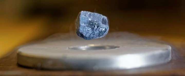 Levitating_superconductor_1024