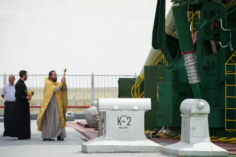 Pravoslavni svećenik daje blagoslov raketi Sojuz (Credit: Wikipedia)