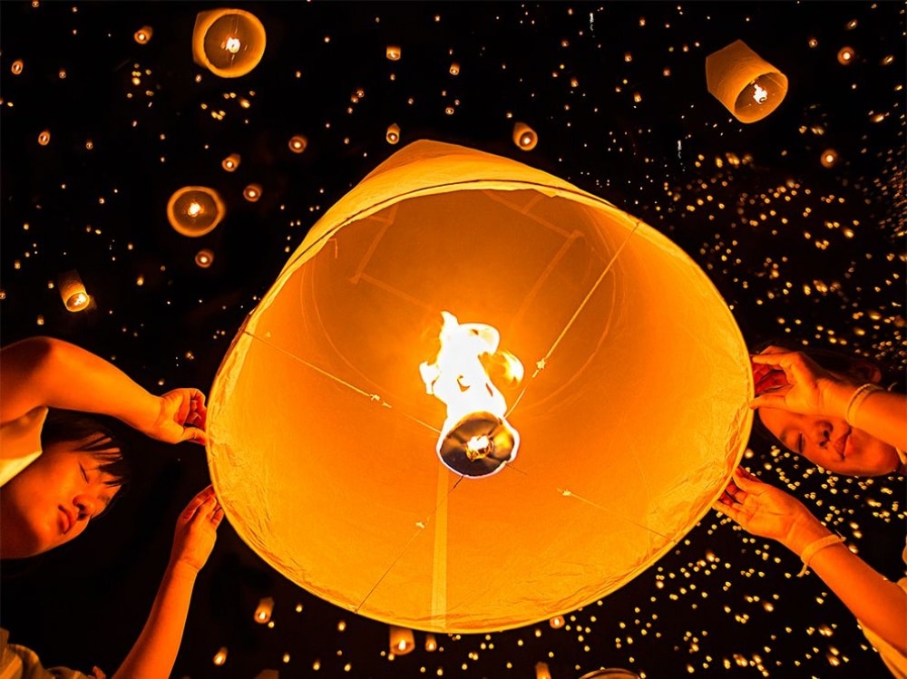 Festival lampiona na nebu iznad Tajlanda