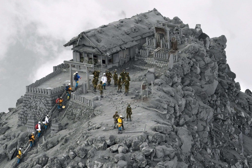 Hram prekriven vulkanskim pepelom u Japanu