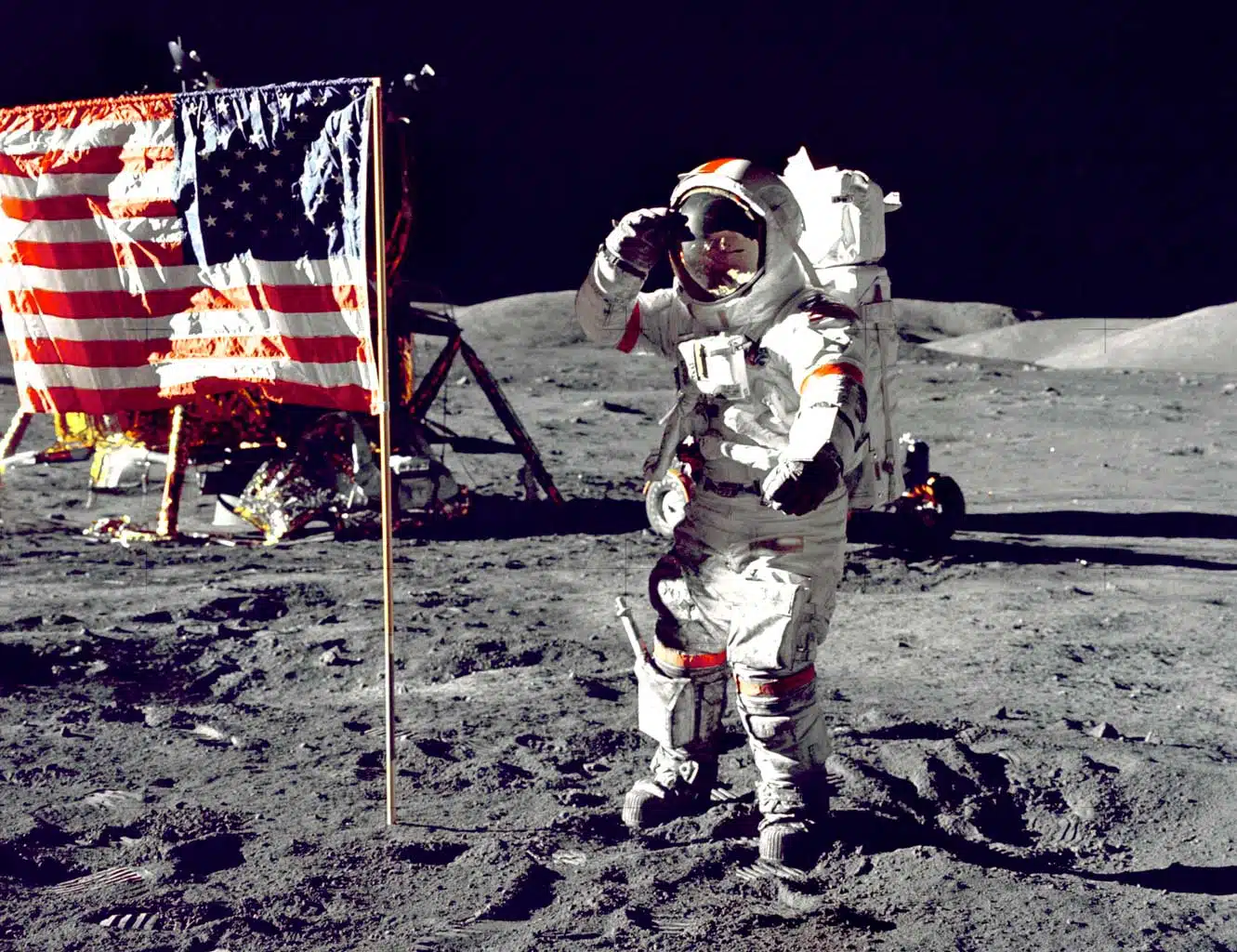 Eugene Cernan pozdravlja zastavu (Credit: NASA)